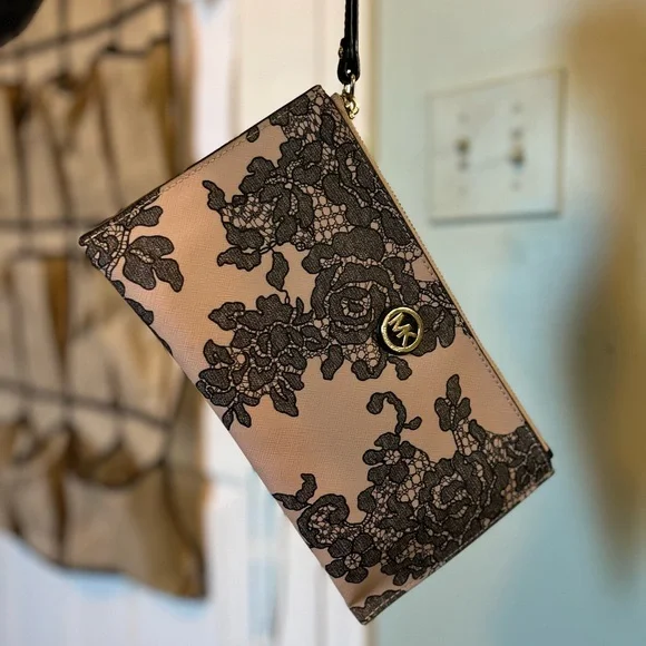MICHAEL Michael Kors MICHAEL Michael Kors Emry Lace Wristlet PreLoved - Picture 4 of 11
